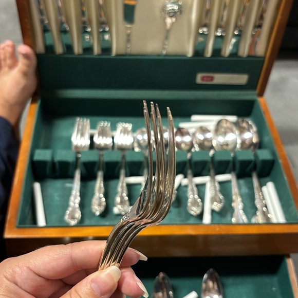1847 Rogers Bros. Reflection 60pc silver plate flatware set - Picture 4 of 17